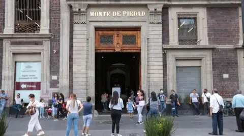 Apenas en febrero de este año el Sindicato Nacional del Monte de Piedad protestó por desacuerdos en la revisión de su contrato colectivo de trabajo.

Para más información del tema, visita: https://www.eleconomista.com.mx/empresas/revive-pleito-nacional-monte-piedad-y-trabajadores-amenazan-huelga-18-octubre-20241016-730318.html 

¡Síguenos en nuestras redes sociales para mantenerte informado!

Twitter: https://twitter.com/eleconomista 
Facebook: https://www.facebook.com/ElEconomista.mx
Instagram: https://www.instagram.com/eleconomistamx
LinkedIn: https://www.linkedin.com/company/el-economista/

#ElEconomista #EETV