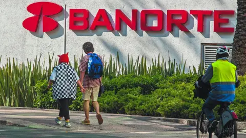 Banorte reportó un alza de 5% en sus ganancias del cuarto trimestre de 2024, el menor incremento en 13 trimestres.