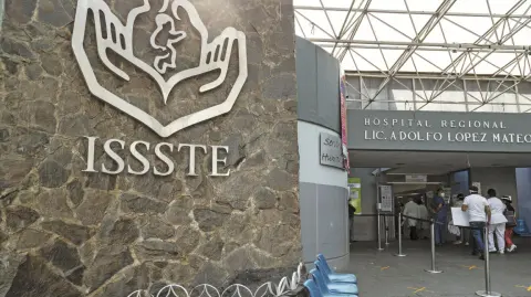 La iniciativa presentada por el Ejecutivo federal forma parte del Plan para la Transformación del Instituto de Seguridad y Servicios Sociales de los Trabajadores del Estado.

Para más información del tema, visita: https://www.eleconomista.com.mx/politica/diputados-reciben-iniciativa-claudia-sheinbaum-reformar-ley-issste-20250207-745466.html 

¡Síguenos en nuestras redes sociales para mantenerte informado!

Twitter: https://twitter.com/eleconomista 
Facebook: https://www.facebook.com/ElEconomista.mx
Instagram: https://www.instagram.com/eleconomistamx
LinkedIn: https://www.linkedin.com/company/el-economista/

#ElEconomista #EETV