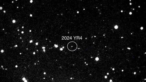 Esta imagen proporcionada por la NASA el 31 de enero de 2025 muestra el asteroide 2024 YR4 observado por el telescopio Magdalena Ridge de 2,4 m en el Instituto de Tecnología de Nuevo México el 27 de enero de 2025.