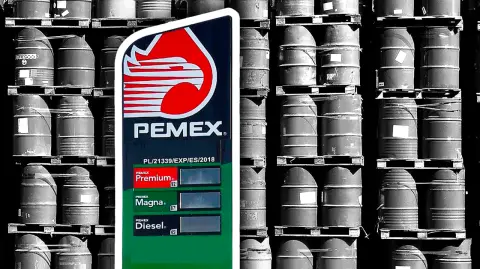 La petrolera mexicana Pemex ha estado buscando mercados alternos para su crudo ante la imposición de aranceles en Estados Unidos, el principal destino de sus exportaciones, y ha conversado con empresas en Europa y Asia, incluyendo de China, donde hay "apetito" por el crudo mexicano, dijo un fuente del Gobierno.

Para más información del tema, visita: https://www.eleconomista.com.mx/mercados/pemex-platicas-asia-europa-exportar-crudo-pesado-aranceles-trump-20250306-749315.html

¡Síguenos en nuestras redes sociales para mantenerte informado!

Twitter: https://twitter.com/eleconomista 
Facebook: https://www.facebook.com/ElEconomista.mx
Instagram: https://www.instagram.com/eleconomistamx
LinkedIn: https://www.linkedin.com/company/el-economista/

#ElEconomista