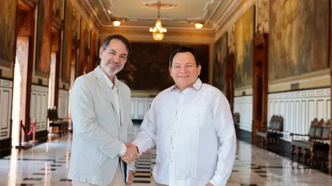 Reunión entre el gobernador de Yucatán, Joaquín Díaz Mena, y el embajador de España en México, Juan Duarte Cuadrado.
