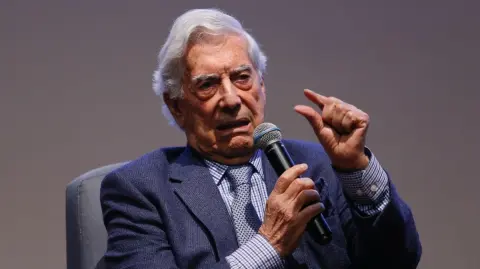 El escritor Mario Vargas Llosa