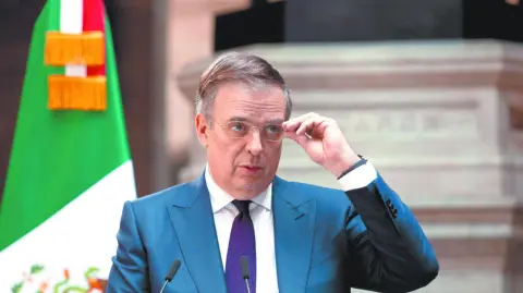 Nikkei difundió este martes que Honda está considerando trasladar parte de la producción de automóviles desde México y Canadá hacia Estados Unidos, en respuesta a la decisión del presidente estadounidense, Donald Trump, de imponer un impuesto de 25% a los vehículos importados.

Para más información del tema, visita: https://www.eleconomista.com.mx/empresas/honda-mantiene-planes-produccion-mexico-ebrard-20250415-755104.html

¡Síguenos en nuestras redes sociales para mantenerte informado!

Twitter: https://twitter.com/eleconomista 
Facebook: https://www.facebook.com/ElEconomista.mx
Instagram: https://www.instagram.com/eleconomistamx
LinkedIn: https://www.linkedin.com/company/el-economista/

#ElEconomista #EETV