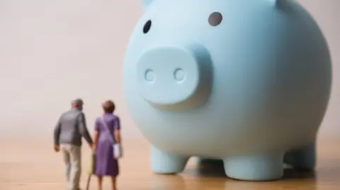 Los altos costos de vida están obligando a los jubilados a retornar al mercado laboral.