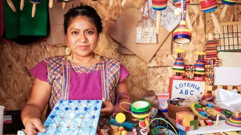 Miriam Ruiz, creadora de Chiripas, negocio dedicado a la creación de juguetes didácticos y ancestrales.