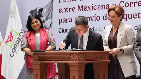 Correos de México firma convenio con Mexicana de Aviación.