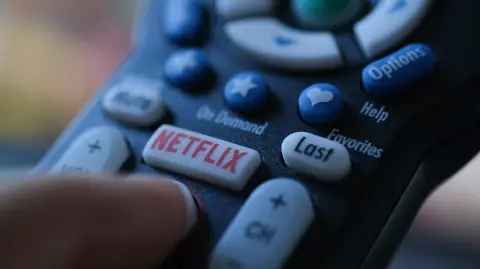 Netflix logo en control remoto.