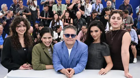 Actrices y director de la película.