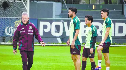 Javier Aguirre, Raúl Jiménez y Diego Lainez, durante el entrenamiento de la Selección Mexicana de Futbol en el Centro de Alto Rendimiento.