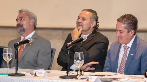 Octavio Romero Oropeza, director del Infonavit, y Carlos Ramírez Capó, presidente de la Canadevi.