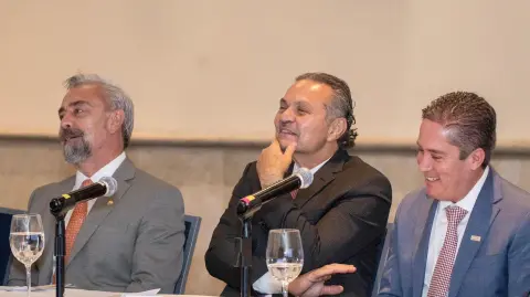 Octavio Romero Oropeza, director del Infonavit, y Carlos Ramírez Capó, presidente de la Canadevi.