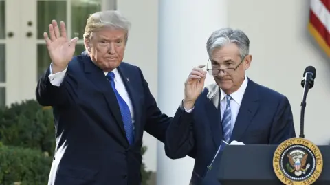 El jefe de la Reserva Federal, Jerome Powell, se reunió con el presidente Donald Trump, en la Casa Blanca este jueves para discutir la evolución económica, incluyendo el crecimiento, el empleo y la inflación.

Para más información del tema, visita: https://www.eleconomista.com.mx/internacionales/trump-reunio-powell-casa-blanca-convencio-bajar-tasas-fed-20250529-761310.html

¡Síguenos en nuestras redes sociales para mantenerte informado!

Twitter: https://twitter.com/eleconomista 
Facebook: https://www.facebook.com/ElEconomista.mx
Instagram: https://www.instagram.com/eleconomistamx
LinkedIn: https://www.linkedin.com/company/el-economista/

#ElEconomista #EETV