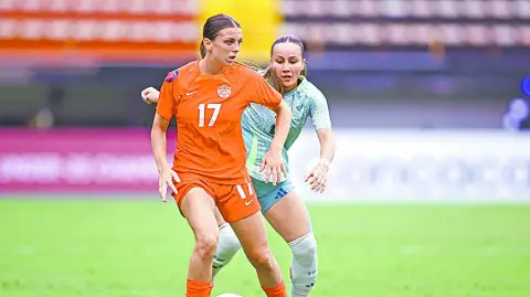 Jugadoras de México y Canadá.