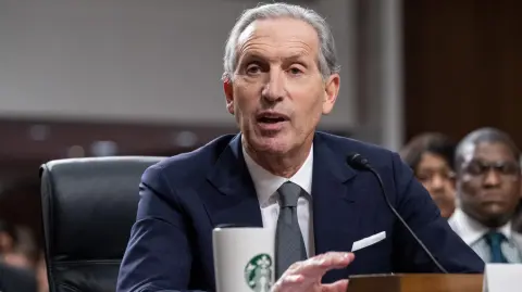 Howard Schultz, ex CEO de Starbucks.