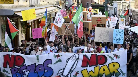 La gente participa en una protesta bajo el lema 'No hay espacio para Bezos'.