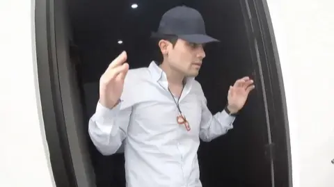 Ovidio Guzmán, uno de los hijos del cofundador del cártel de Sinaloa Joaquín "Chapo" Guzmán, acusado de narcotráfico, alcanzó un acuerdo de culpabilidad y evitar así un juicio, según documentos judiciales divulgados este martes.