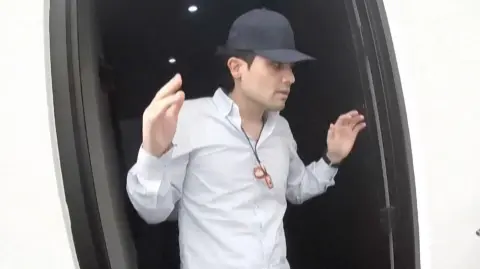 Ovidio Guzmán, uno de los hijos del cofundador del cártel de Sinaloa Joaquín "Chapo" Guzmán, acusado de narcotráfico, alcanzó un acuerdo de culpabilidad y evitar así un juicio, según documentos judiciales divulgados este martes.