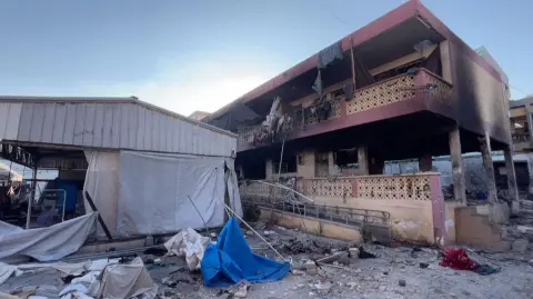 La Defensa Civil de Gaza informó que varios ataques de las fuerzas israelíes mataron a una veintena de personas el jueves en el territorio palestino, entre ellas una docena en un bombardeo contra una escuela que albergaba a desplazados.