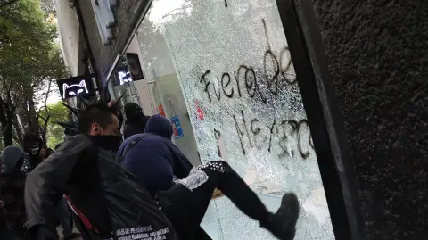 Manifestantes vandalizaron establecimientos durante una protesta contra la gentrificación en la Ciudad de México el 4 de julio de 2025.