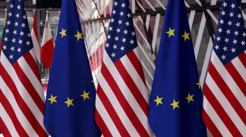 Banderas de Estados Unidos y la Unión Europea.