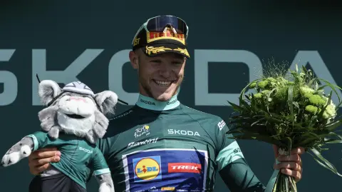 El ciclista italiano Jonathan Milan, del equipo Lidl-Trek, celebra en el podio con el maillot verde