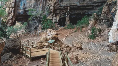 Entrada a una cueva en el Parque Nacional de las Grutas de Peruaçu, que alberga un conjunto de más de 250 cuevas con pinturas rupestres que datan de aproximadamente 12 000 años.