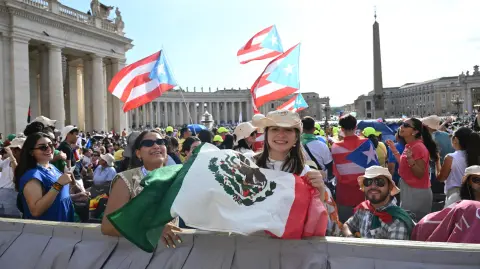 Peregrinos reunidos frente a la Basílica de San Pedro antes de la audiencia general celebrada por el papa León XIV.