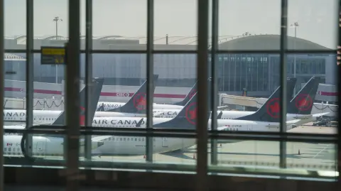 Aviones de Air Canada en la pista del Aeropuerto Internacional Pearson de Toronto.