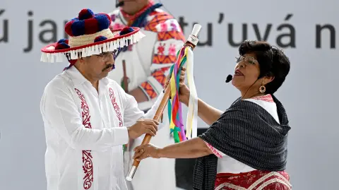 Hugo Aguilar recibió el bastón de mando en el Zócalo capitalino.