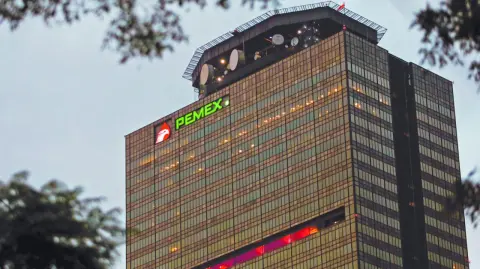 En el primer informe de gobierno de la presidenta Claudia Sheinbaum se precisa que fueron suscritos los primeros 11 contratos como parte de una etapa inicial. Pemex espera cerrar 21 esquemas de desarrollo mixto este año.

Para más información del tema, visita: https://www.eleconomista.com.mx/empresas/pemex-concreta-primeros-contratos-mixtos-aumentar-produccion-hidrocarburos-20250902-775358.html

¡Síguenos en nuestras redes sociales para mantenerte informado!

Twitter: https://twitter.com/eleconomista 
Facebook: https://www.facebook.com/ElEconomista.mx
Instagram: https://www.instagram.com/eleconomistamx
LinkedIn: https://www.linkedin.com/company/el-economista/

#ElEconomista #EETV