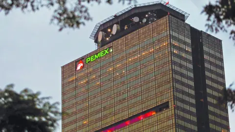 En el primer informe de gobierno de la presidenta Claudia Sheinbaum se precisa que fueron suscritos los primeros 11 contratos como parte de una etapa inicial. Pemex espera cerrar 21 esquemas de desarrollo mixto este año.

Para más información del tema, visita: https://www.eleconomista.com.mx/empresas/pemex-concreta-primeros-contratos-mixtos-aumentar-produccion-hidrocarburos-20250902-775358.html

¡Síguenos en nuestras redes sociales para mantenerte informado!

Twitter: https://twitter.com/eleconomista 
Facebook: https://www.facebook.com/ElEconomista.mx
Instagram: https://www.instagram.com/eleconomistamx
LinkedIn: https://www.linkedin.com/company/el-economista/

#ElEconomista #EETV