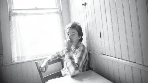 Bruce Springsteen en la casa donde grabó Nebraska. Foto: Especial
