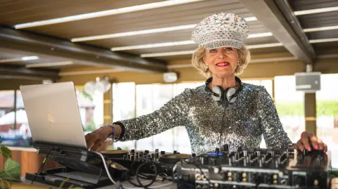 Madelein Mansson, de 81 años, también conocida como "DJ Gloria".