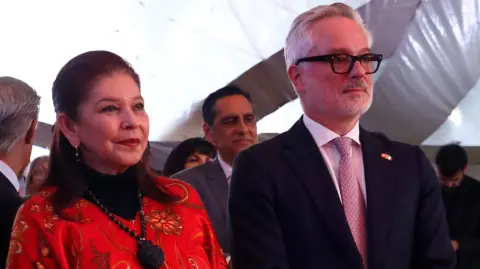 María Teresa Mercado, subsecretaria de Relaciones Exteriores y Pietro Piffaretti, embajador de Suiza en México.