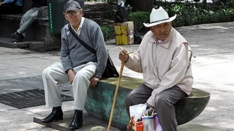 Mientras una pensión de un trabajador de la Comisión Federal de Electricidad es de 961,365 pesos, la de alguien que cotiza al Instituto Mexicano del Seguro Social es de 179,609 pesos.