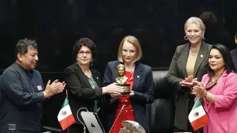 La escritora Silvia Molina recibió el Premio al Mérito Literario “Rosario Castellanos”.