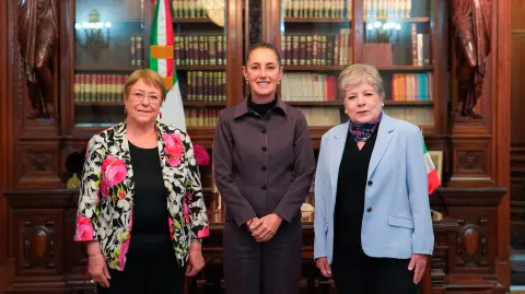 La expresidenta de Chile, Michelle Bachelet fue recibida en Palacio Nacional por la presidenta de México, Claudia Sheinbaum y la la titular de la Secretaría del Medio Ambiente y Recursos Naturales, Alicia Bárcena.