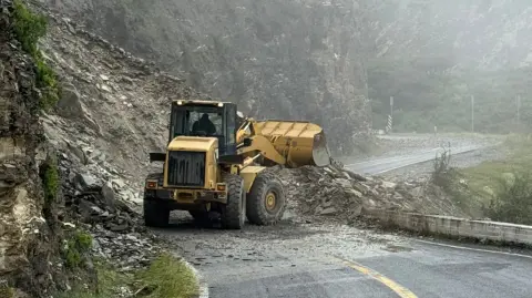 Lluvias en Querétaro provocan derrumbes.