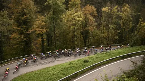 Ciclistas en el ascenso del Passo Della Crocetta .