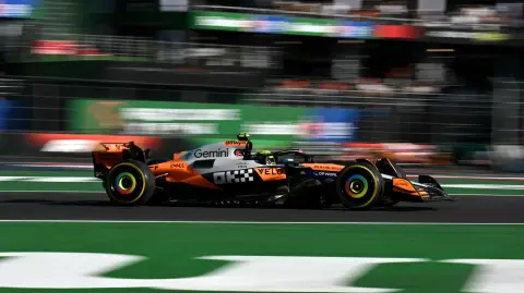 El piloto británico de McLaren, Lando Norris, conduce durante la sesión de prácticas.