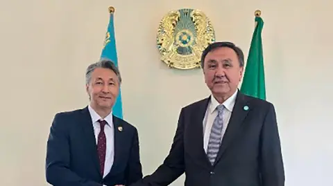 El Embajador de Kazajstán, Almurat Turganbekov, se reunió con el secretario general de la Organización de Estados Túrquicos (OTS), Kubanychbek Omuraliev.