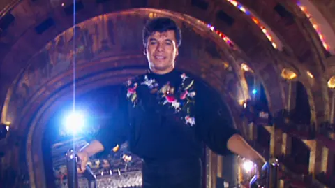 Juan Gabriel en el Palacio de Bellas Artes. Foto: Cortesía Netflix