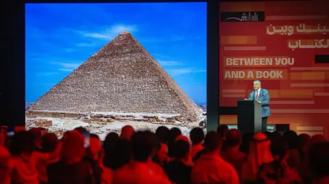 Zahi Hawass en la Feria del Libro de Sharjah.