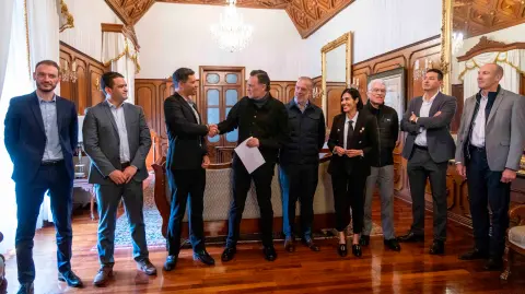 En Palacio de Gobierno estatal se reunieron integrantes del gabinete y directivos de Safran para anunciar dicha inversión.