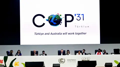 Una pantalla muestra el logo de la COP31 organizada por Turquía y Australia durante la Conferencia de las Naciones Unidas sobre el Cambio Climático COP30 en Belém, estado de Pará, Brasil.