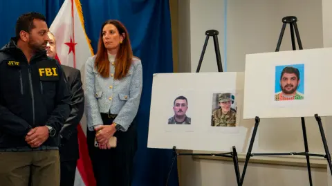 El director del FBI, Kash Patel (izq.), mira las fotografías de los dos soldados de la Guardia Nacional de Virginia Occidental baleados en Washington, D.C., junto con imagen del sospechoso del tiroteo del 27 de noviembre de 2025.
