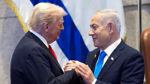 Trump invitó a Netanyahu a la Casa Blanca mientras ambos abordaron el desarme de Hamás y la desmilitarización de Gaza, pese a nuevos ataques.