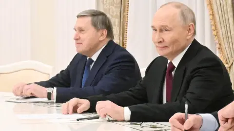 El presidente de Rusia, Vladimir Putin, acompañado por el asesor del Kremlin, Yuri Ushakov, se reúne con el enviado especial de Estados Unidos, Steve Witkoff.