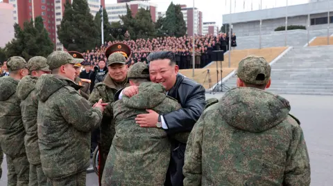El líder de Corea del Norte, Kim Jong Un, saluda a soldados.